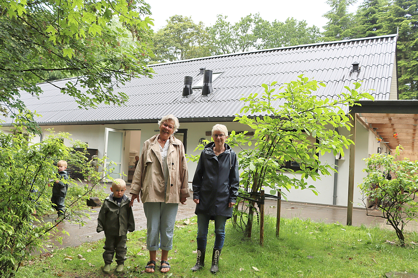 Mary Sandfeld Knudsen (til venstre) og Susanne Pedersen foran den længe, som fik lov at blive stående, da resten af gården blev nedlagt. Længen gennemgik i 2020 en større renovering. Foto: Anne-Marie Pedersen