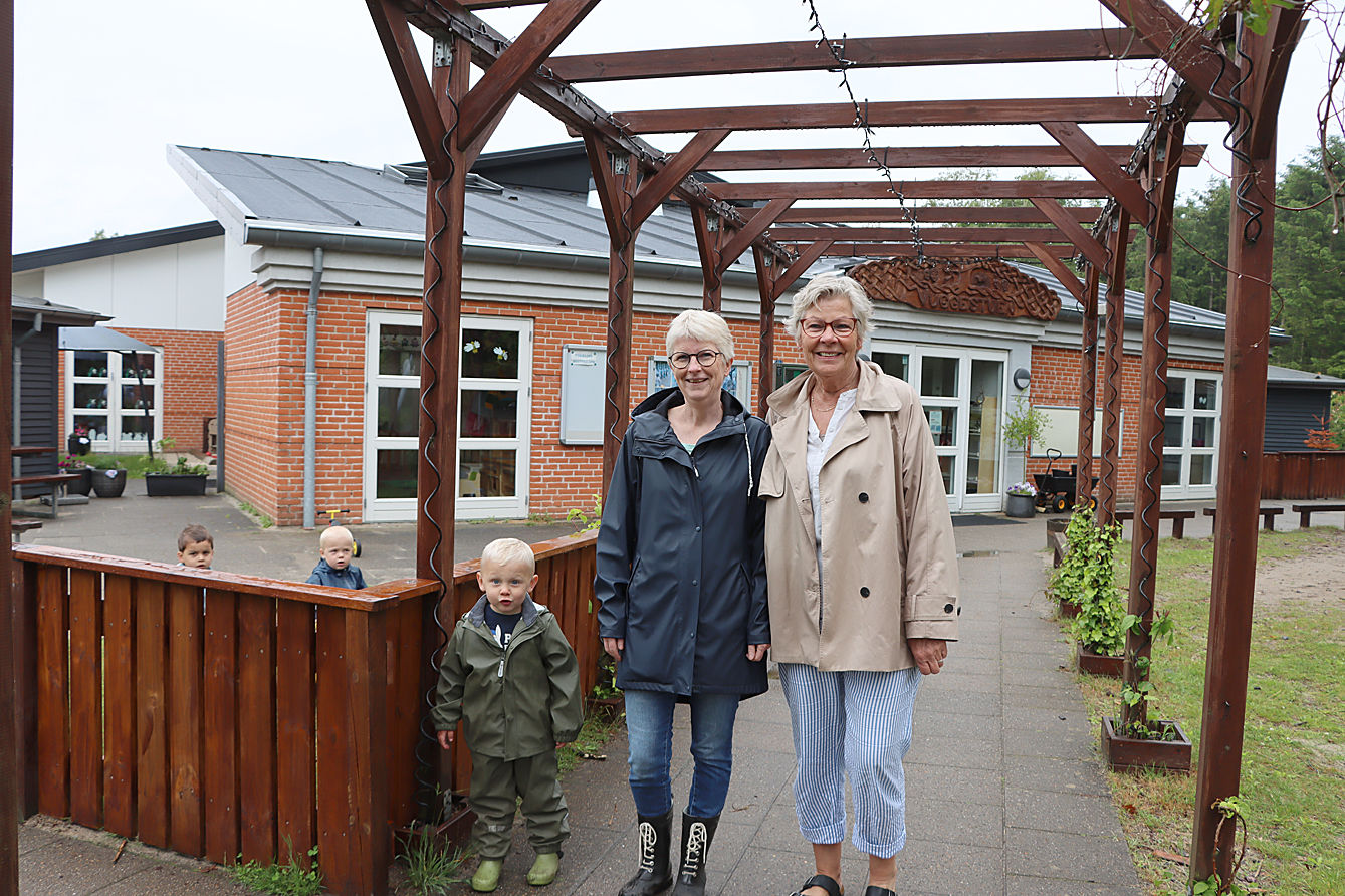 En stor pergola pryder indgangsstien til børnehaven. Den er lavet af tidligere forældre til børn i institutionen.