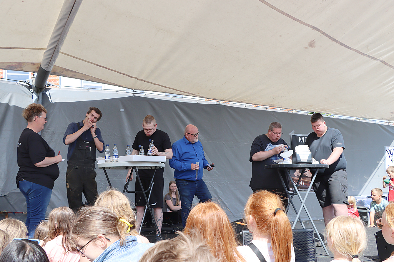 I den voksne kategori for hotdogspisning blev der indtaget 29 hotdogs. Carsten Thiesgaard og Karina Faartoft stod for afholdelsen. Foto: Anne-Marie Pedersen.
