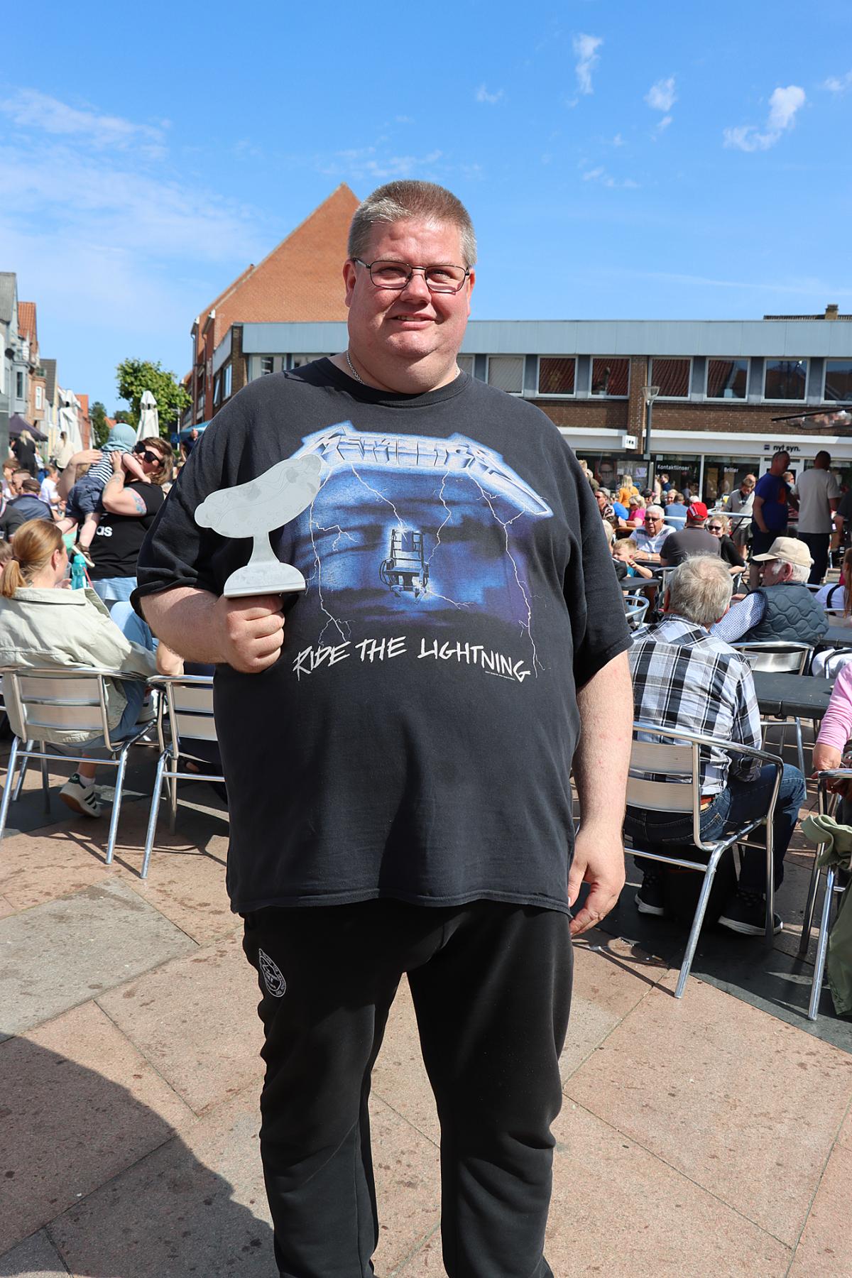 Jens Olesen lavede hattrick, da han vandt dette års hotdogs konkurrence. Det er 3. år i træk, han løber med sejren. Foto: Anne-Marie Pedersen.