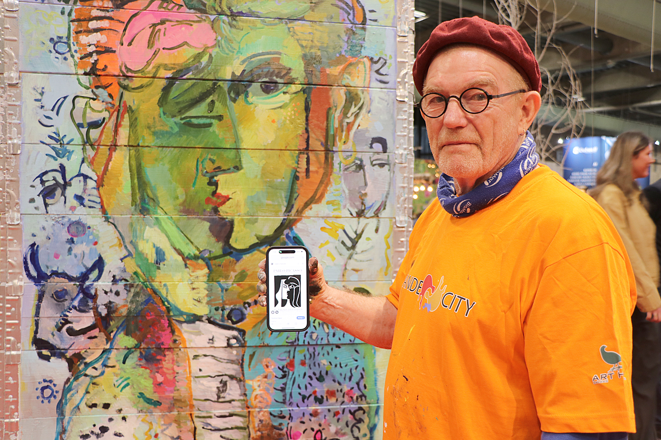 Finn Birkelund er en af malere vi har i Brande der mestrer portrætmalingens kunst. Her ses han på feriemessen i Herning tidligere på året. Foto Villy G. Jensen.