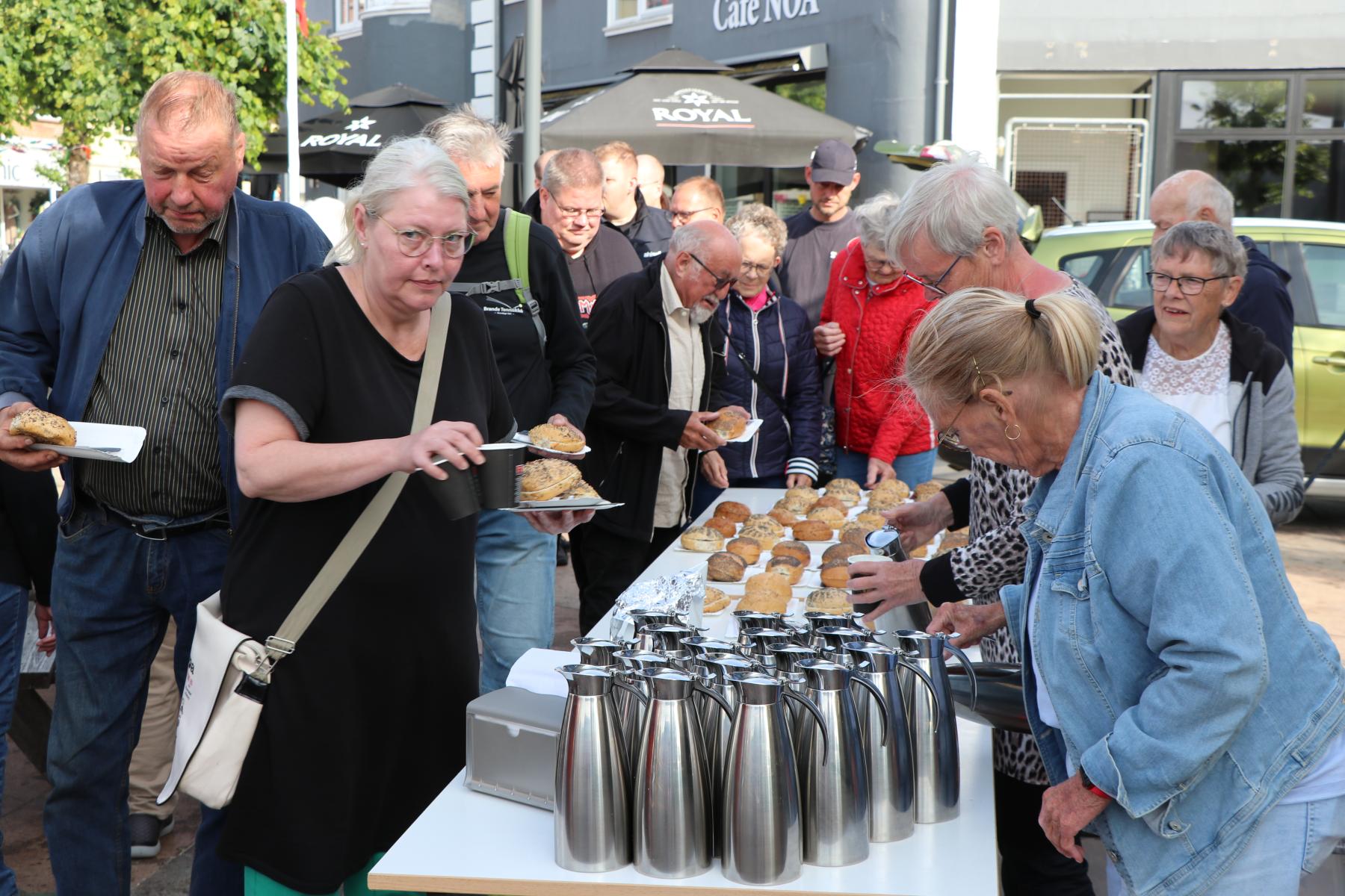 Køen var lang da der serveret gratis rundstykker og kaffe fra torvet i Brande lørdag morgen.,