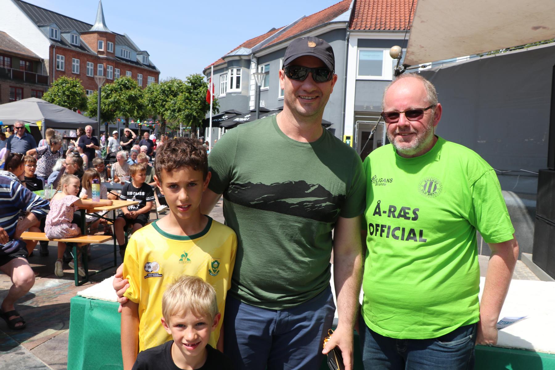 Vinderen af Fiskeræs, Gideon Bender, sammen med børnene Francois og Isak og Kent Thomsen fra Brande Old Boys. Foto Villy Jensen