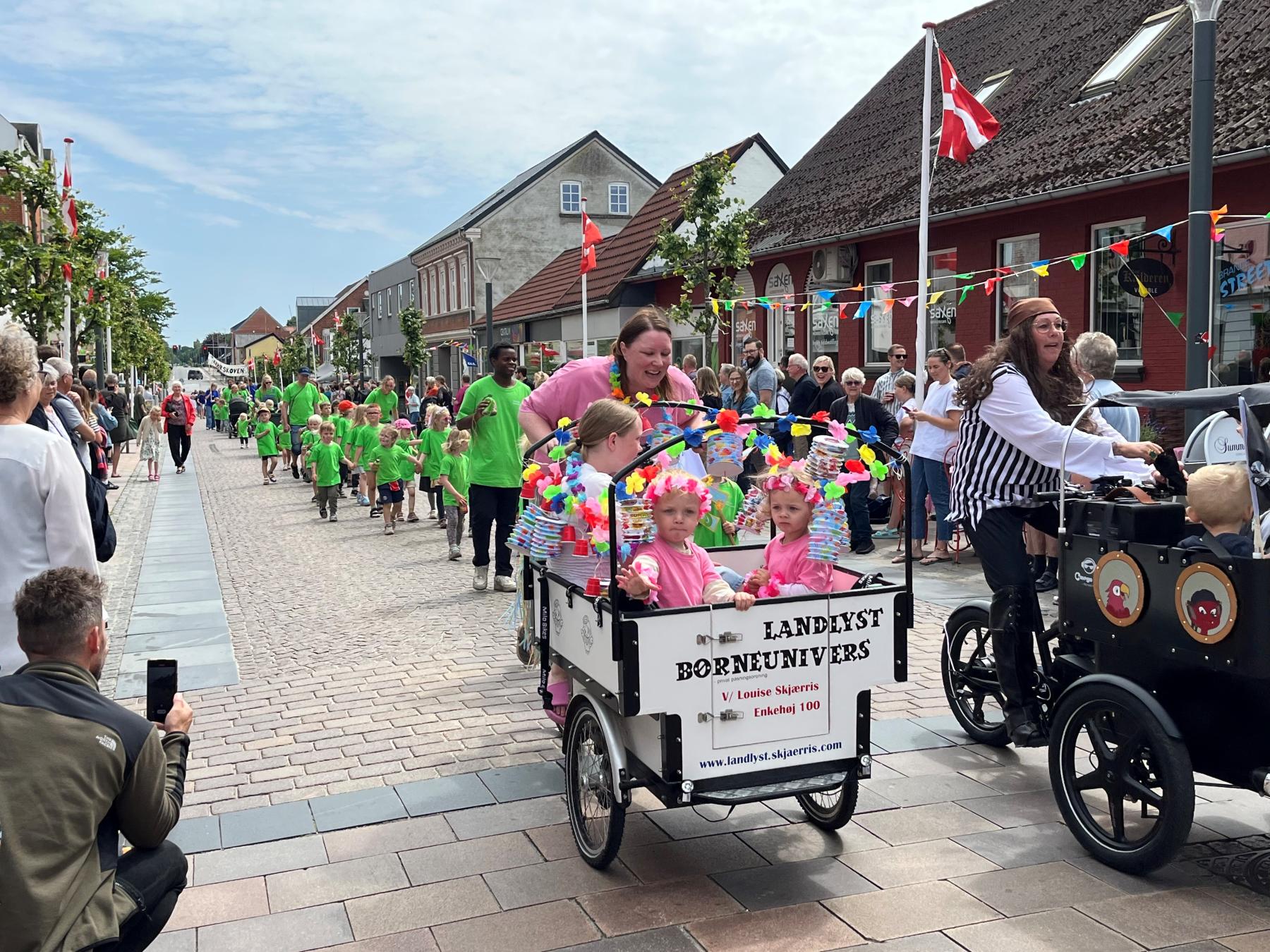 Enkelte børn var så heldige at de blev kørt af de voksne. Andre måtte gå på deres ben gennem byen fredag eftermiddag. Foto Susanne Jensen.