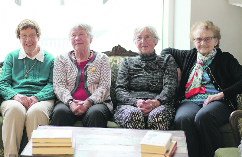 Lone Jensen, Inger Salholdt, Edith Rasmussen og Lillian Jacobsen holder kontakten vedlige via mails og telefonen. Og så sender de altid julekort til hinanden.