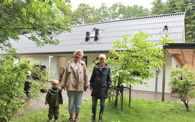 Mary Sandfeld Knudsen (til venstre) og Susanne Pedersen foran den længe, som fik lov at blive stående, da resten af gården blev nedlagt. Længen gennemgik i 2020 en større renovering. Foto: Anne-Marie Pedersen