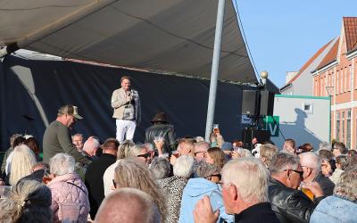 En veloplagt Johnny Hansen fik startet Brande Marked op i strålende solskin. Foto: Anne-Marie Pedersen