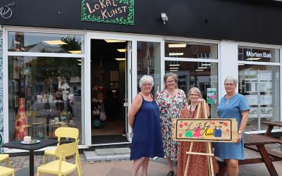 Den nye butik – LokalKUNST ligger på Torvet i Brande imellem Nyt Syn og LokalBolig. Her kan man blive inspireret samtidig med man nyder en kop kaffe eller te. Her ses 3 af udstillerne og initiativtager Cathrine Magrethe (i midten til venstre). Fra venstre er udstillerne Anne-Grethe Poulsen, Marianne Sommer og Dorthe Videsen. Foto: Anne-Marie Pedersen