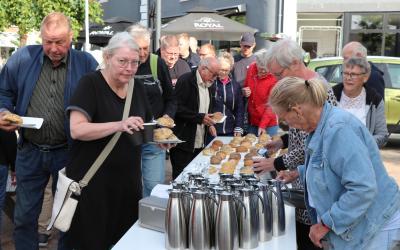 Køen var lang da der serveret gratis rundstykker og kaffe fra torvet i Brande lørdag morgen.,