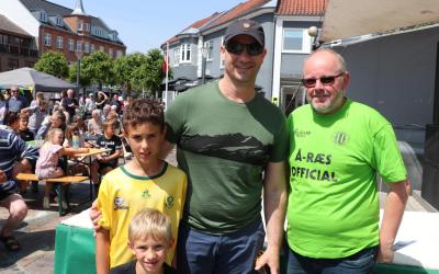 Vinderen af Fiskeræs, Gideon Bender, sammen med børnene Francois og Isak og Kent Thomsen fra Brande Old Boys. Foto Villy Jensen