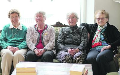 Lone Jensen, Inger Salholdt, Edith Rasmussen og Lillian Jacobsen holder kontakten vedlige via mails og telefonen. Og så sender de altid julekort til hinanden.
