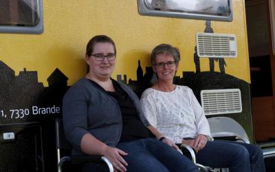 2 x Lene, ingeniørerne Lene Krogh (t.v.) og Lene Hoffmann (t.h.) bemander campingvognen, som besøger Torvet i Brande på onsdag.