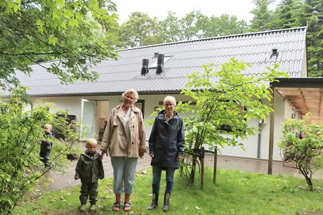 Mary Sandfeld Knudsen (til venstre) og Susanne Pedersen foran den længe, som fik lov at blive stående, da resten af gården blev nedlagt. Længen gennemgik i 2020 en større renovering. Foto: Anne-Marie Pedersen
