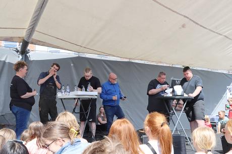I den voksne kategori for hotdogspisning blev der indtaget 29 hotdogs. Carsten Thiesgaard og Karina Faartoft stod for afholdelsen. Foto: Anne-Marie Pedersen.