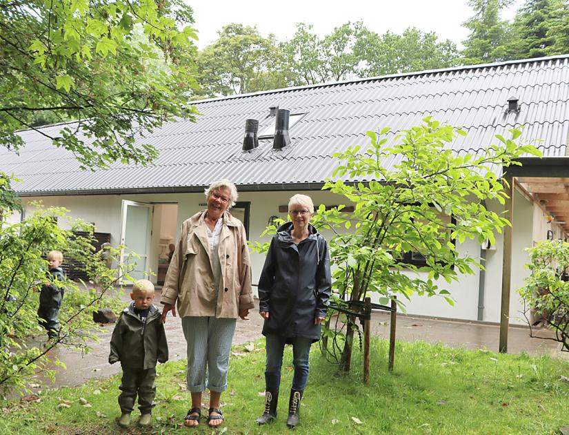 Mary Sandfeld Knudsen (til venstre) og Susanne Pedersen foran den længe, som fik lov at blive stående, da resten af gården blev nedlagt. Længen gennemgik i 2020 en større renovering. Foto: Anne-Marie Pedersen