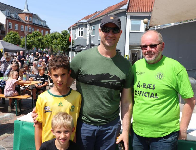 Vinderen af Fiskeræs, Gideon Bender, sammen med børnene Francois og Isak og Kent Thomsen fra Brande Old Boys. Foto Villy Jensen